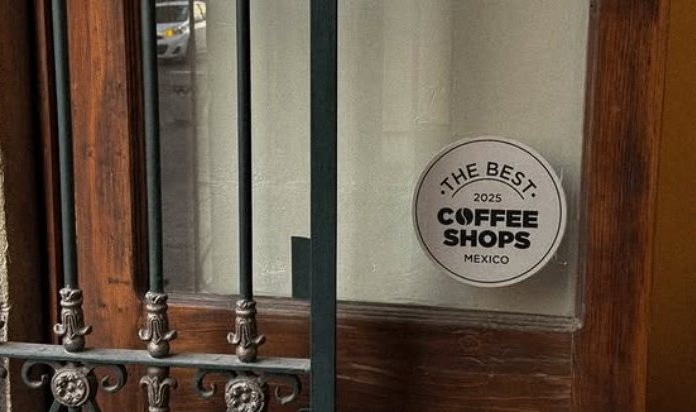 Distintivo The Best Coffee Shops México 2025 en la puerta de madera