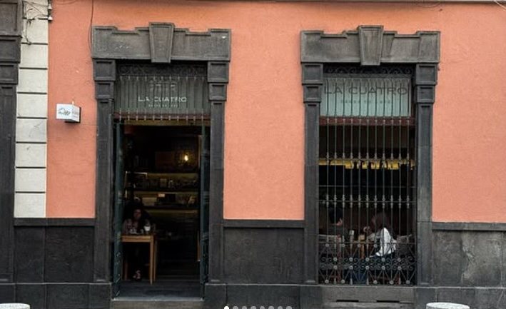 Fachada colonial terracota de La Cuatro con herrería negra