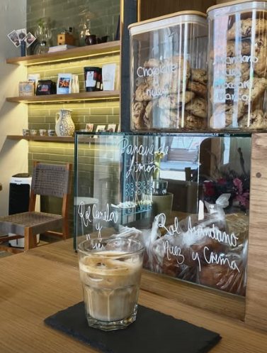 Vitrina con frascos de galletas y repostería escrita a mano