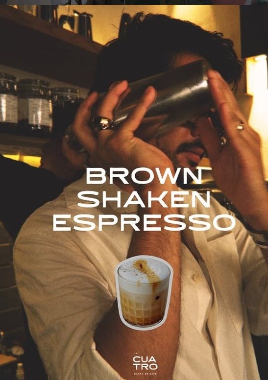 Barista agitando una coctelera para preparar un Brown Shaken Espresso