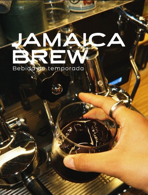 Jamaica Brew: vaso de cold brew con flor de jamaica junto a la máquina de espresso