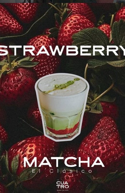 Strawberry matcha en vaso con capas de fresa, leche y matcha