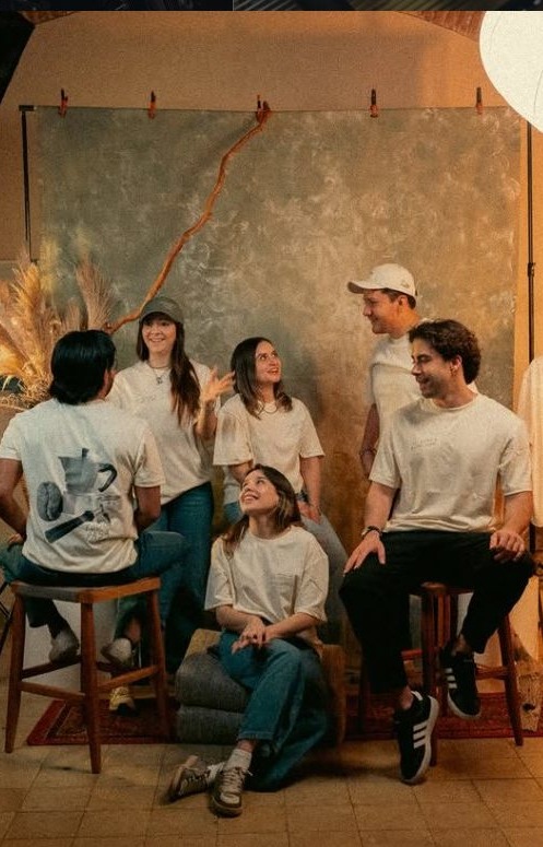 El equipo de La Cuatro posando en sesión de retrato con playeras blancas